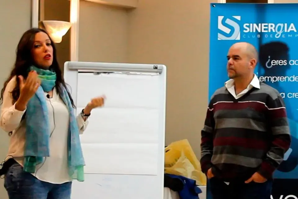 Cristina Balsera durante su charla sobre miedo escénico junto a un asistente