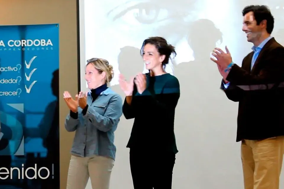 Cristina Balsera y dos asistentes durante un ejercicio práctico de su charla