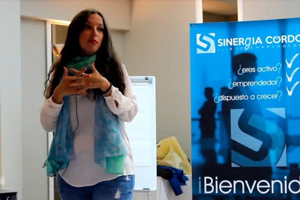 Cristina Balsera durante su charla sobre miedo escénico en Sinergia Córdoba