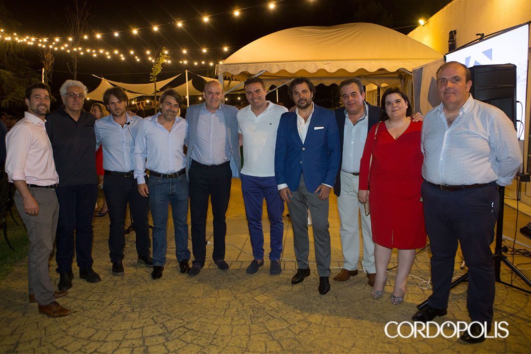 Socios de Sinergia Córdoba posan en grupo en los jardines del hotel durante la Gala Primer Aniversario