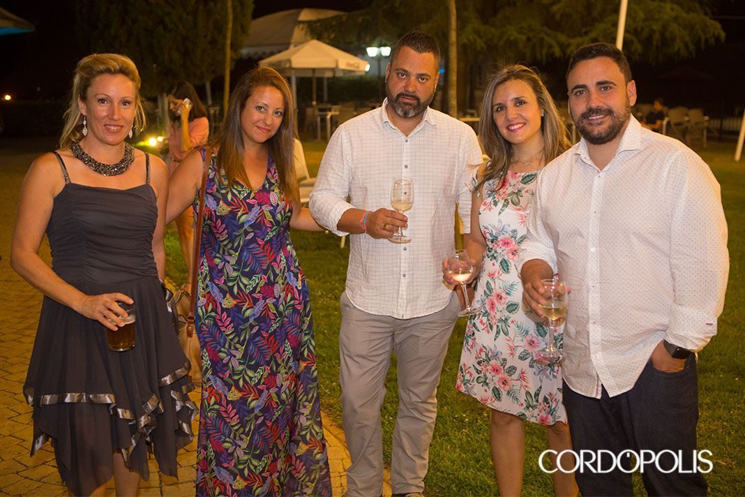 Cinco asistentes posan sonrientes en la noche de la Gala Primer Aniversario de Sinergia Córdoba
