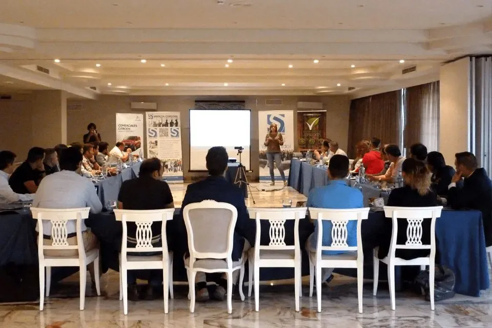Sala de reunión de Sinergia Córdoba durante la microformación de Vanesa Cortés