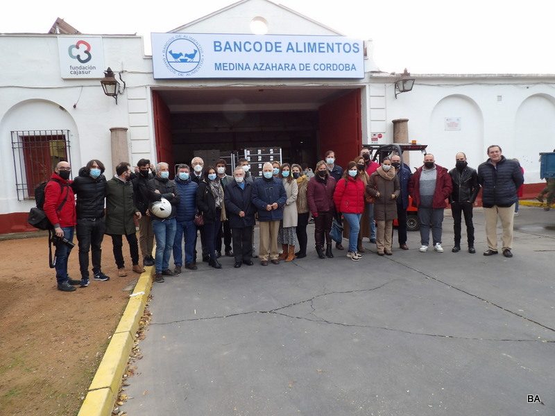 Socios de Sinergia Córdoba ante la puerta del Banco de Alimentos Medina Azahara de Córdoba