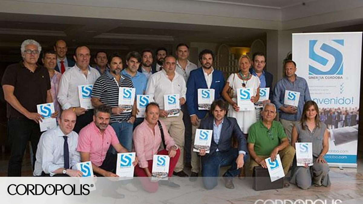 Los primeros empresarios de Sinergia Córdoba posan con el logotipo del club en su presentación