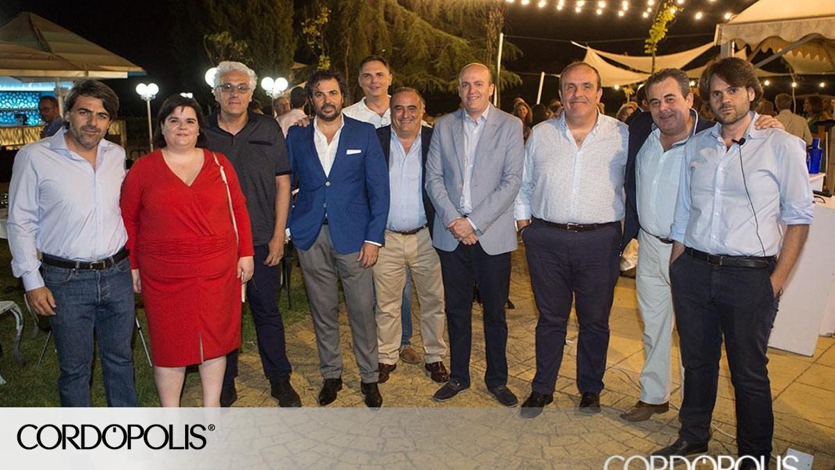 Miembros de Sinergia Córdoba posan juntos en la gala de su primer aniversario