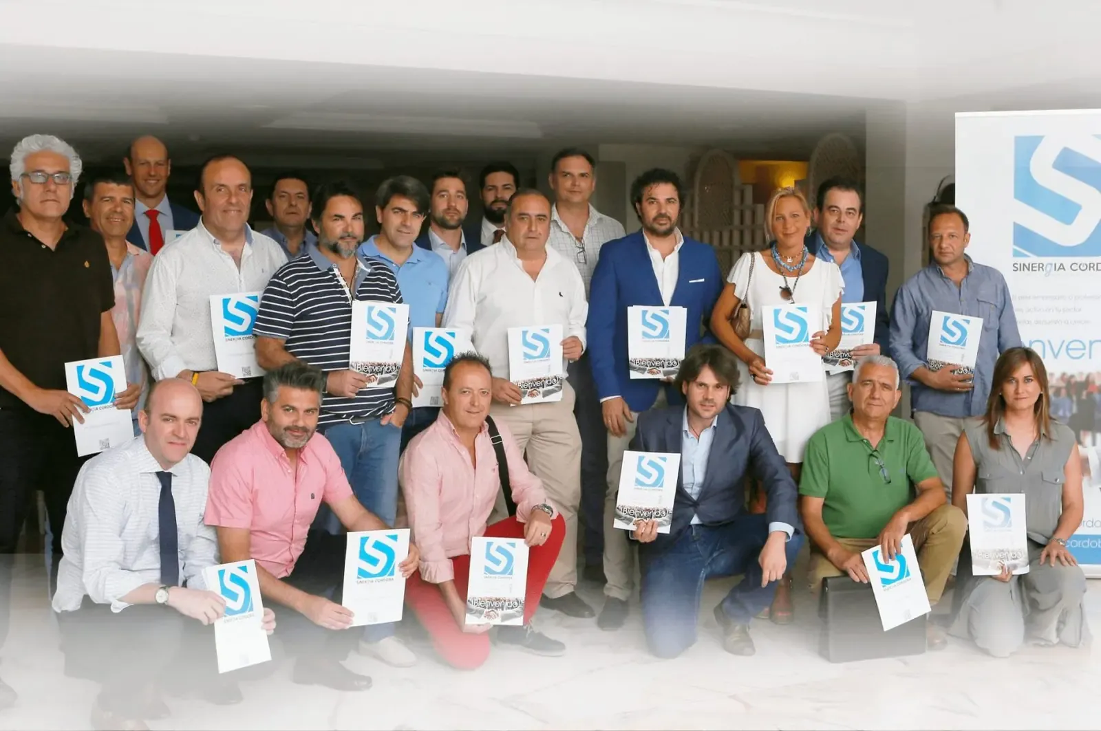 Socios fundadores de Sinergia Córdoba posan con el logotipo del club en su presentación oficial